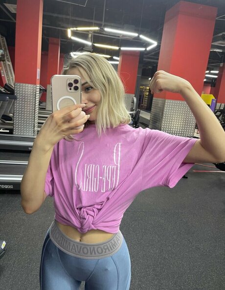 GloriaMatvien model adult pics