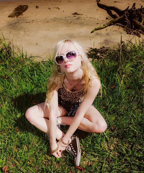 Shauna Dean Cokeland free model pic