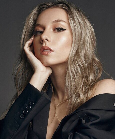 Ester Exp sito best model photos