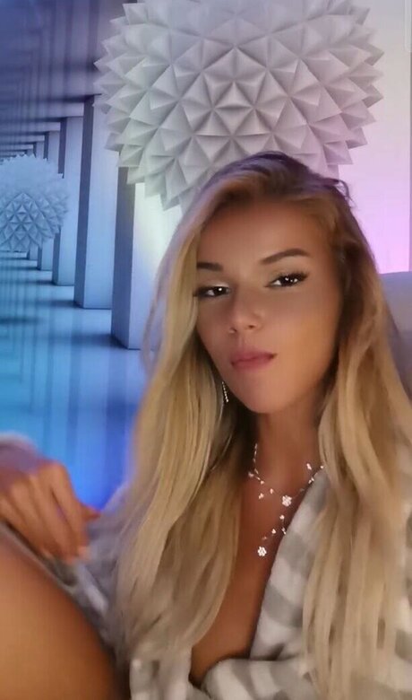 AvocadoX erotic model img