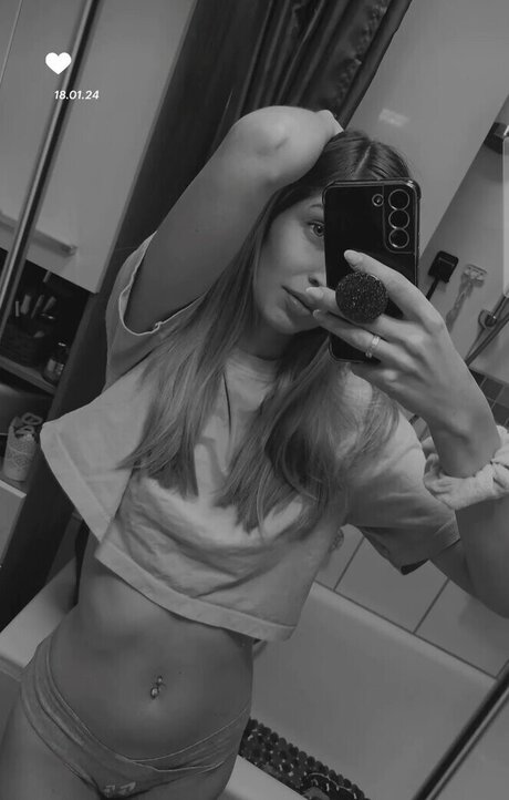 its sunny93 naked pornstar img