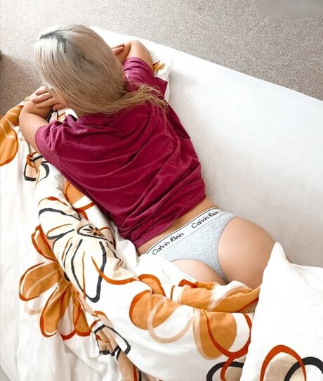 its sunny93 nude model pics