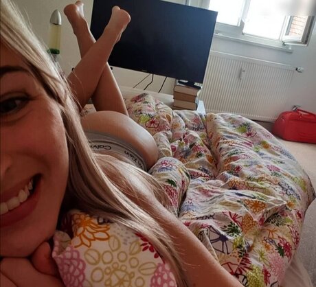 its sunny93 sexy actress pic