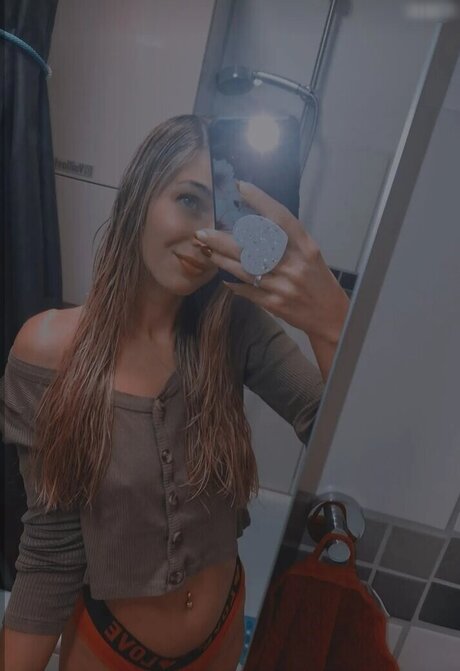 its sunny93 nudes model pictures