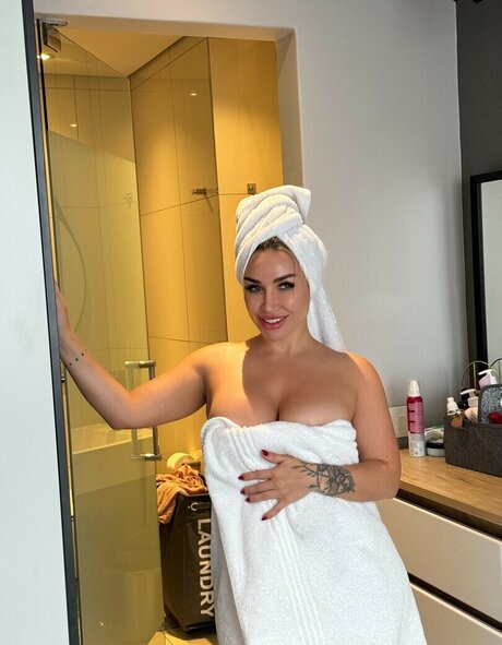 Love is alina_ Profile pic