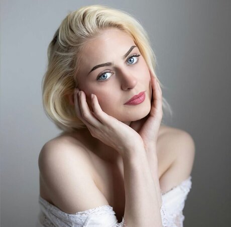 Georgia Brown model erotic photos