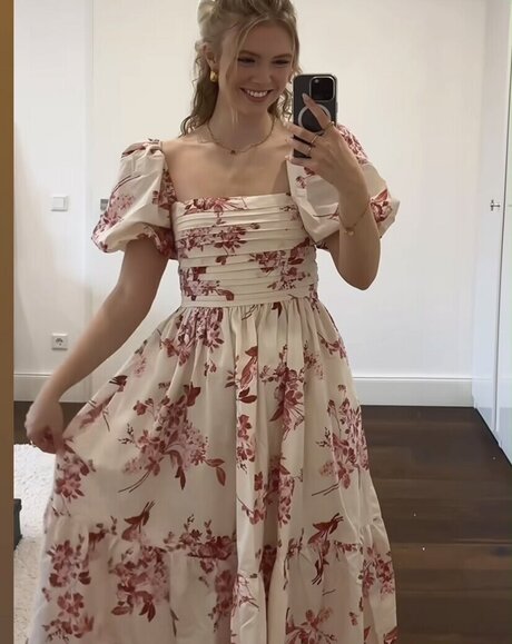 Facialize Me pretty actress pics