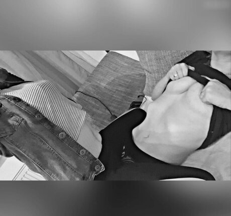 Laura Knoblauch adult model image