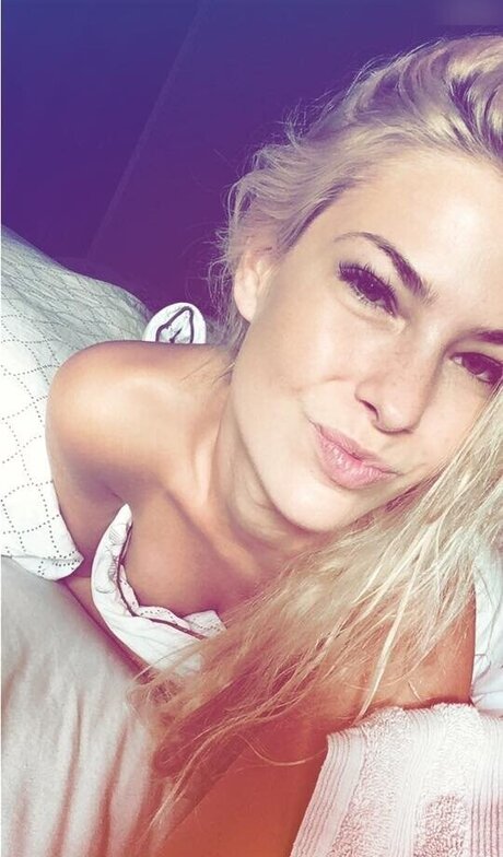 Isi Gl ck hot model photo