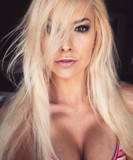 Isi Gl ck perfect model photo