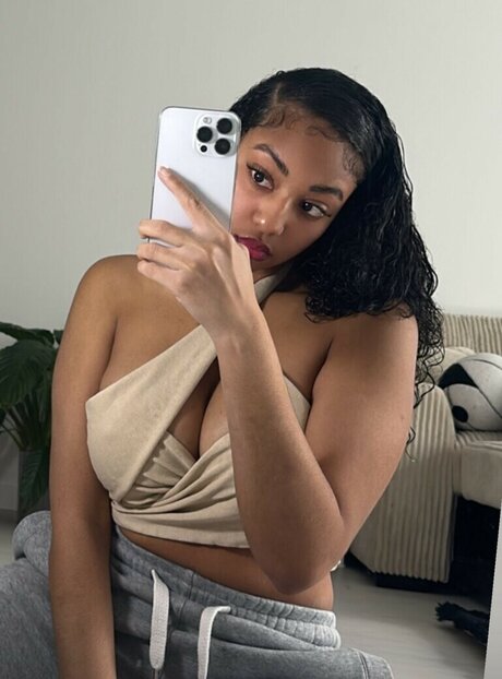 squat onlyfans nude image