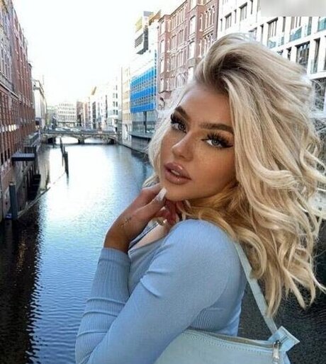 Elaine Victoria model exclusive img