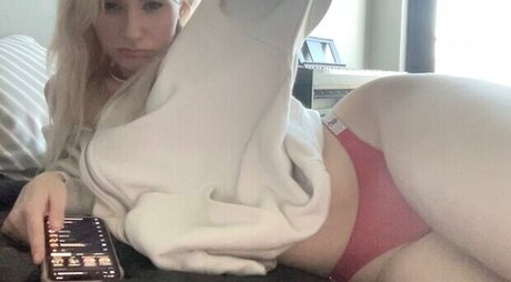 Elissa Beck exclusive star picture