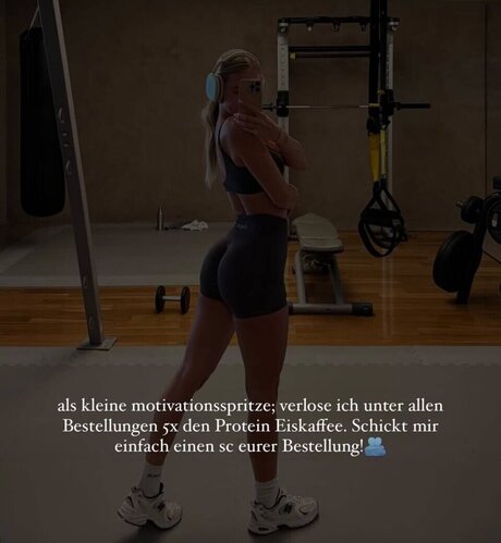 Lina D ren model naked photo