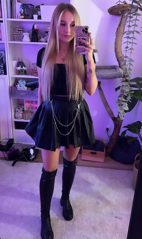 MinusElf nude star photo