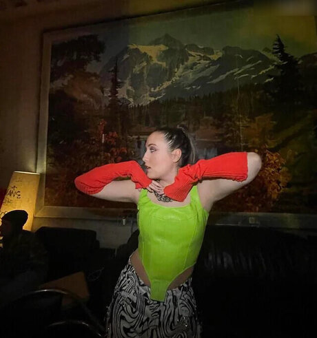 Alice Merton model art image