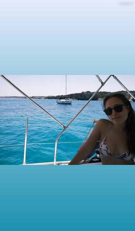 Alice Merton model sexy picture