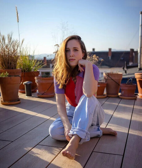 Alice Merton model adult image