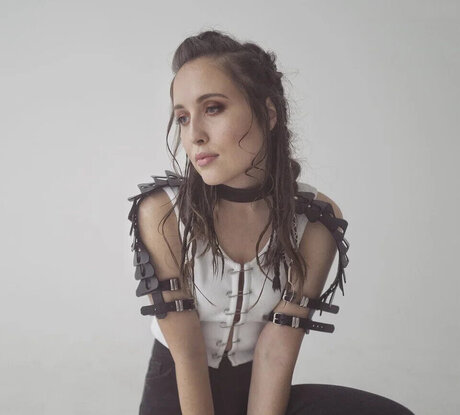 Alice Merton model pretty photo