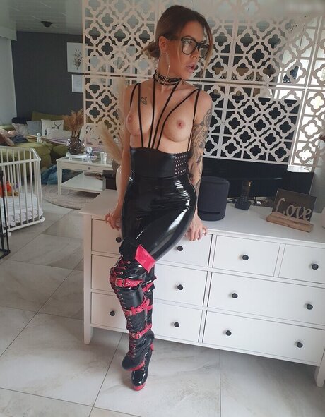 Lara Bergmann model sexy pic