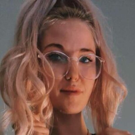 Searrau model hot photo