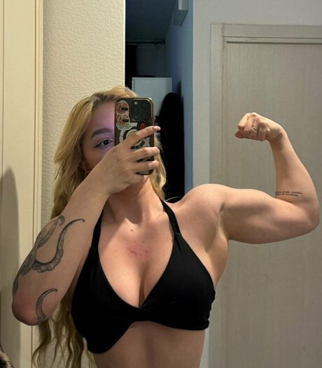 musclekitty sexy model photo