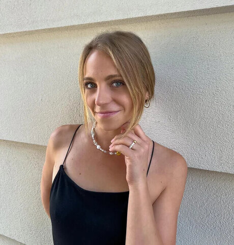 Alina Sophie Holst porn actress img