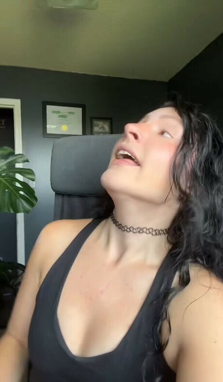 Notsoerudite model hot photo