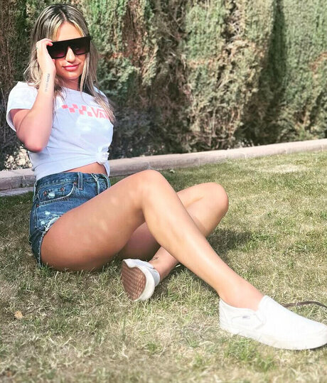 Arleigh Burke nude model pic