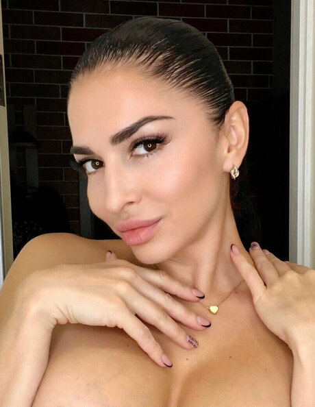 Caroline ASMR nude actress image