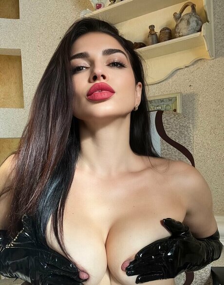 Caroline ASMR erotic star image