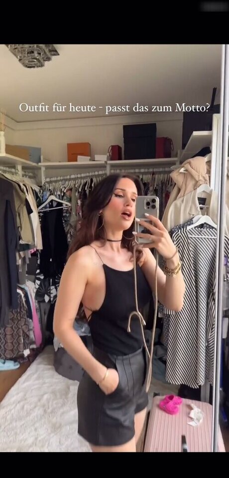 Coupleontour hot model photo