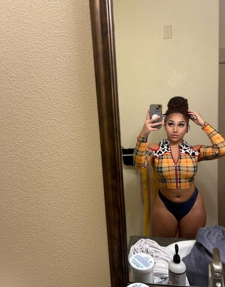 _hazelsent_ erotic star image