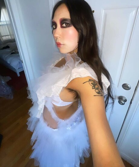 Sasami Ashworth star erotic images