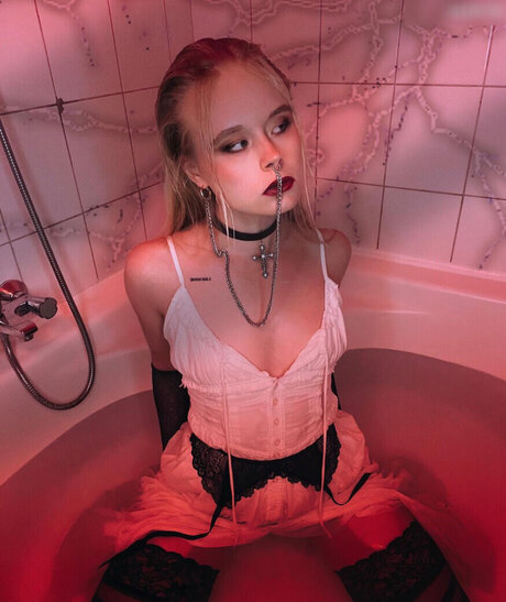 Marieejoan model hd image