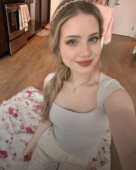 Ambieanne sexy actress img