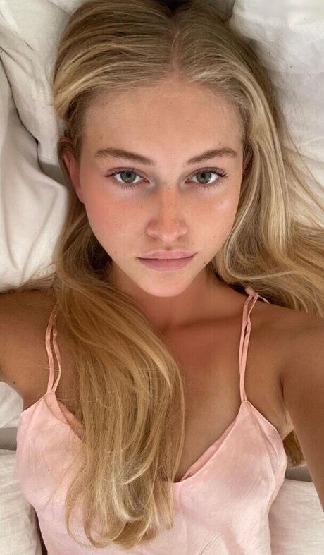 Zoe Kaeppele model nude img