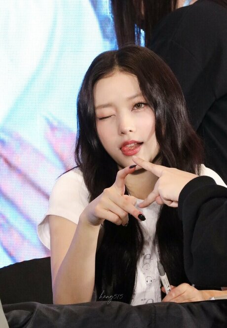 Haerin hd star images