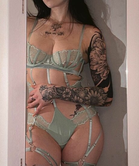 sadieeden_ beautiful model images