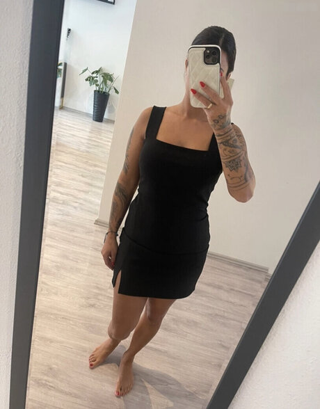 Vinted eBay beautiful model photo