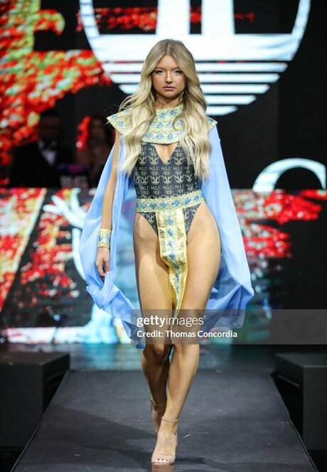 Shae Smolik adult star img