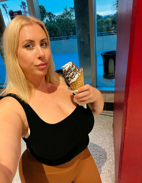 Lila Lovely pornstar top photos