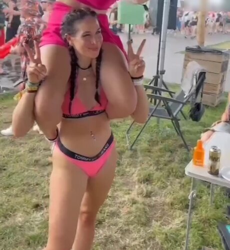 JuleTheFox sexy pornstar pics