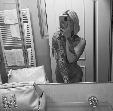 Typischblonnd model nude photo