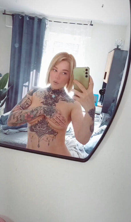 Typischblonnd xxx actress photo