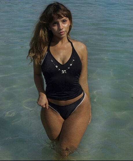 Anda Tohatan nude model pic