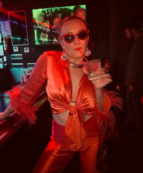 Emily Osment beautiful model galleries