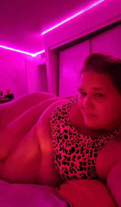 strawberry cakes model naked images