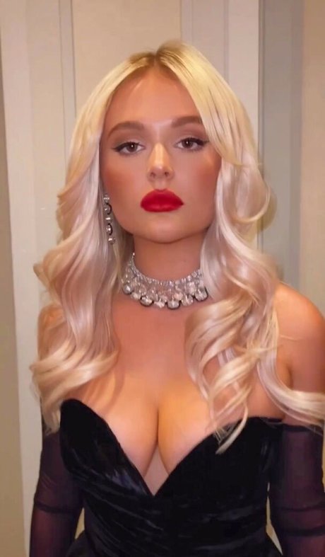 Emily Alyn Lind erotic actress photos