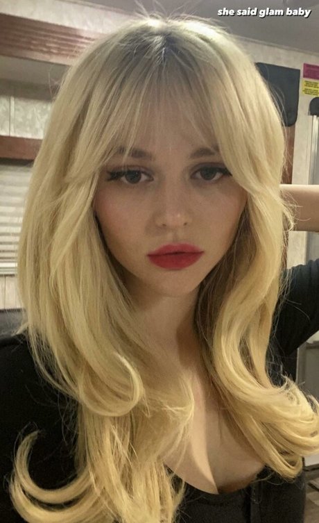 Emily Alyn Lind star nice photos